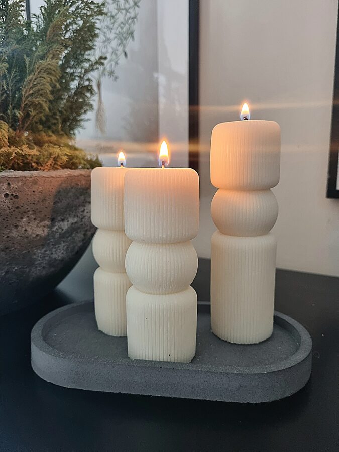 Trīs sveces ar paplāti